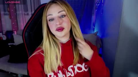 Snapshot of kinkydoll_ chatting on December 22, 2025, 11:02 pm Sara online show from December 22, 2025, 11:02 pm