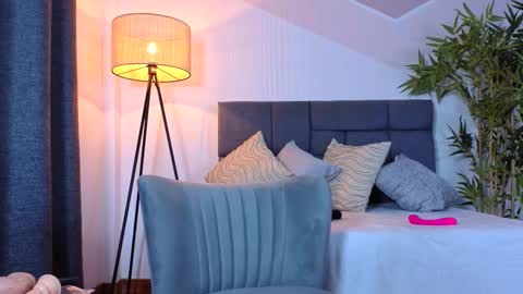 kinkyzoe20 online show from November 3, 2025, 7:48 pm