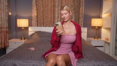 kira bloom online show from June 19, 2026, 3:33 am