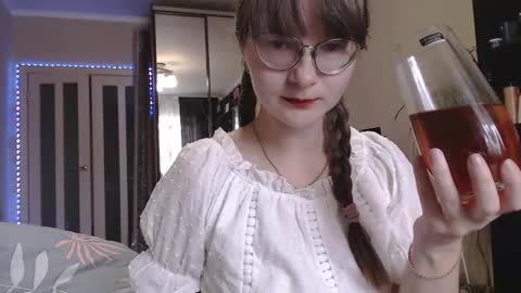 KiraGoldens online show from September 25, 2025, 7:01 am