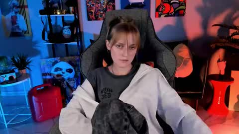 Kira online show from September 19, 2025, 5:57 pm