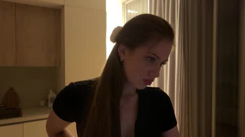 Kira online show from September 21, 2025, 4:52 pm