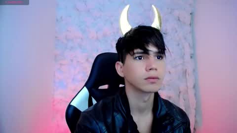 kiss_whitee online show from October 19, 2025, 4:29 pm