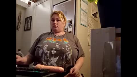 Kitten and rebellious online show from February 21, 2025, 8:05 pm