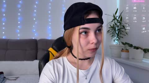 Snapshot of kittie_bear chatting on May 8, 2026, 3:34 am Veronica online show from May 8, 2026, 3:34 am
