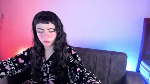 kitty__chs online show from October 21, 2025, 11:33 am