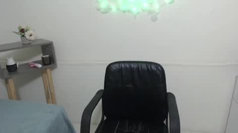 Snapshot of kittylove_x chatting on June 23, 2026, 5:44 pm kittylove_x online show from June 23, 2026, 5:44 pm