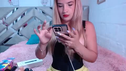 kittyzevee_ online show from February 24, 2025, 12:20 am