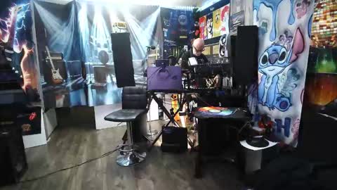 kiveuxmakeu online show from November 30, 2025, 7:40 pm