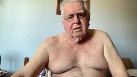 Snapshot of knights2001 chatting on October 5, 2025, 3:38 am Aussiedude online show from October 5, 2025, 3:38 am