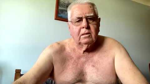 Snapshot of knights2001 chatting on November 24, 2025, 4:01 am Aussiedude online show from November 24, 2025, 4:01 am