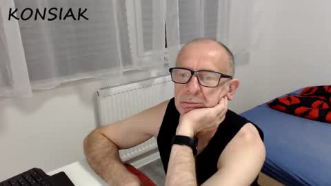 Snapshot of konsiak chatting on October 14, 2025, 8:42 pm Komsiak online show from October 14, 2025, 8:42 pm