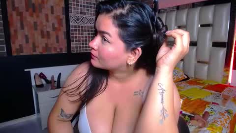 kriss_sweetboobs online show from September 12, 2025, 2:28 pm