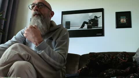 krummersaebel online show from April 18, 2026, 10:08 am