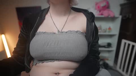 Snapshot of krystalsyxx chatting on February 14, 2025, 5:25 pm Krystal Syx online show from February 14, 2025, 5:25 pm