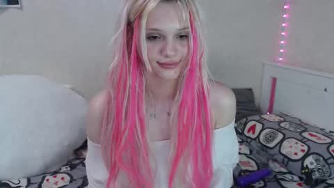 Snapshot of kttyemiow__ chatting on February 17, 2025, 2:09 am Emilia online show from February 17, 2025, 2:09 am