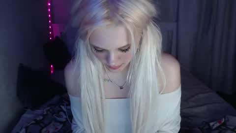 Snapshot of kttyemiow__ chatting on February 23, 2025, 1:24 am Emilia online show from February 23, 2025, 1:24 am