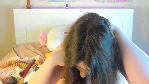 Snapshot of kuraii_ chatting on February 1, 2025, 3:19 am Anna online show from February 1, 2025, 3:19 am