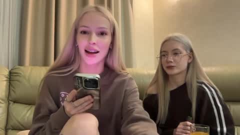 Snapshot of kvetapin chatting on May 8, 2026, 11:43 pm Bella and Alexandra online show from May 8, 2026, 11:43 pm