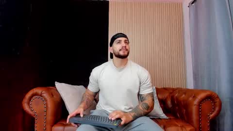 kylenorth_ online show from November 19, 2025, 2:06 pm