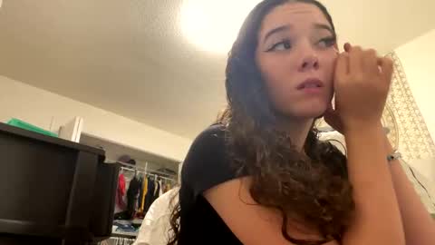 Snapshot of kylieexoxoxo2432 chatting on November 19, 2025, 10:32 pm Kylie online show from November 19, 2025, 10:32 pm