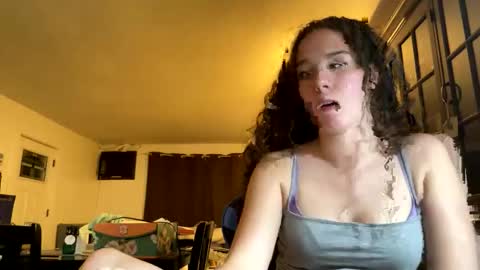 Snapshot of kylieexoxoxo2432 chatting on December 1, 2025, 12:04 am Kylie online show from December 1, 2025, 12:04 am