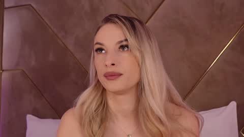 Snapshot of kylievee chatting on January 21, 2025, 6:22 am Kylie online show from January 21, 2025, 6:22 am