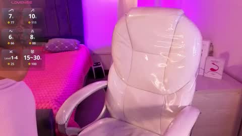  L A R A   online show from November 23, 2025, 8:08 pm