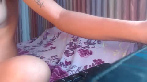 ladiekissesex online show from February 12, 2025, 11:51 am