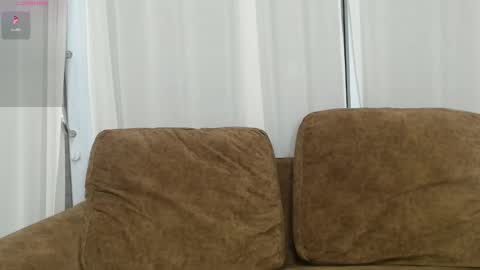 Mia online show from November 9, 2025, 6:39 pm