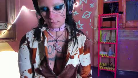 Mia online show from November 7, 2025, 7:25 pm