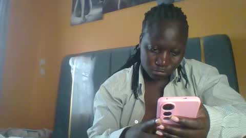Snapshot of ladyblossoms19 chatting on May 18, 2026, 9:59 am lindah32 online show from May 18, 2026, 9:59 am