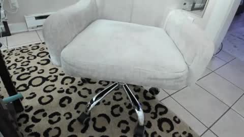 luxandleo online show from December 21, 2025, 4:52 am