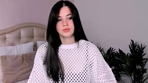 Amelia online show from September 12, 2025, 1:11 pm