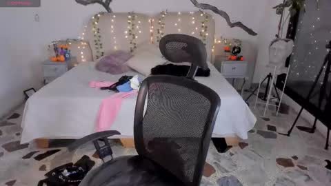 Lady  online show from October 28, 2025, 5:11 am