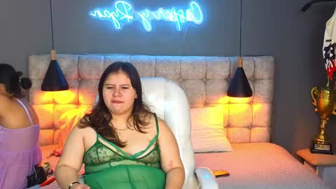 Snapshot of laia_and_aloby chatting on January 3, 2025, 3:22 pm online show from January 3, 2025, 3:22 pm