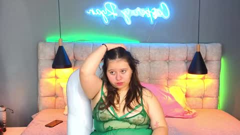 Snapshot of laia_and_aloby chatting on January 7, 2025, 3:33 pm online show from January 7, 2025, 3:33 pm
