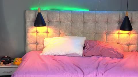 Snapshot of laia_and_aloby chatting on January 10, 2025, 7:00 pm online show from January 10, 2025, 7:00 pm