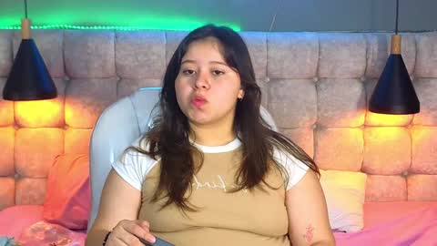 Snapshot of laia_and_aloby chatting on January 11, 2025, 3:20 pm online show from January 11, 2025, 3:20 pm