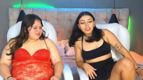 Snapshot of laia_and_aloby chatting on January 25, 2025, 7:39 pm online show from January 25, 2025, 7:39 pm