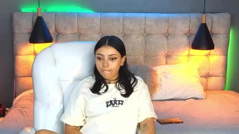 Snapshot of laia_and_aloby chatting on January 27, 2025, 7:24 pm online show from January 27, 2025, 7:24 pm