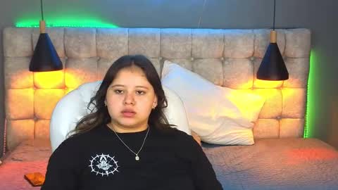 Snapshot of laia_and_aloby chatting on January 28, 2025, 7:32 pm online show from January 28, 2025, 7:32 pm