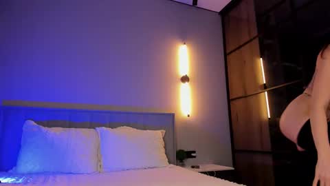 Ellina online show from November 17, 2025, 3:18 pm