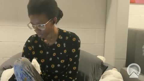 lalunevelvet online show from February 10, 2025, 9:25 am