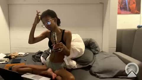 lalunevelvet online show from February 21, 2025, 3:45 am