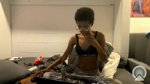 lalunevelvet online show from February 24, 2025, 2:40 am