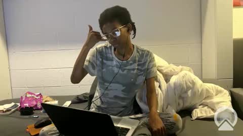 lalunevelvet online show from February 26, 2025, 2:15 am