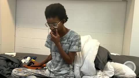 lalunevelvet online show from March 8, 2025, 12:00 am