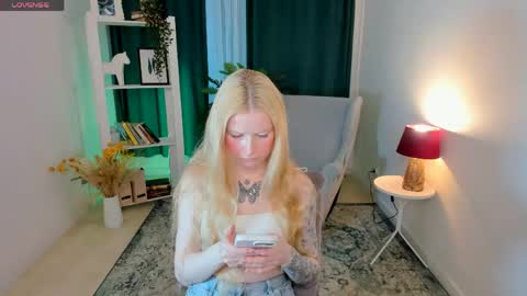 Snapshot of laly_peach chatting on April 30, 2026, 11:27 am Laly online show from April 30, 2026, 11:27 am