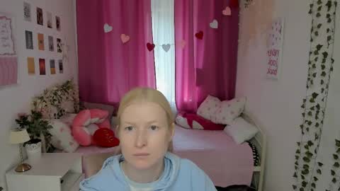 Snapshot of laly_peach chatting on June 8, 2026, 11:10 am Laly online show from June 8, 2026, 11:10 am